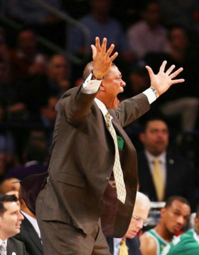 九游体育-教练在布置战术时讲到了常用的比赛阵型